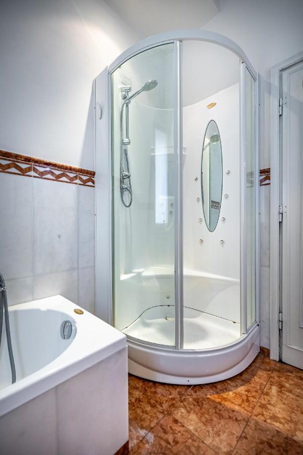 Yid D'Azeglio Luxury Apartment With Parking Firenze Bagian luar foto